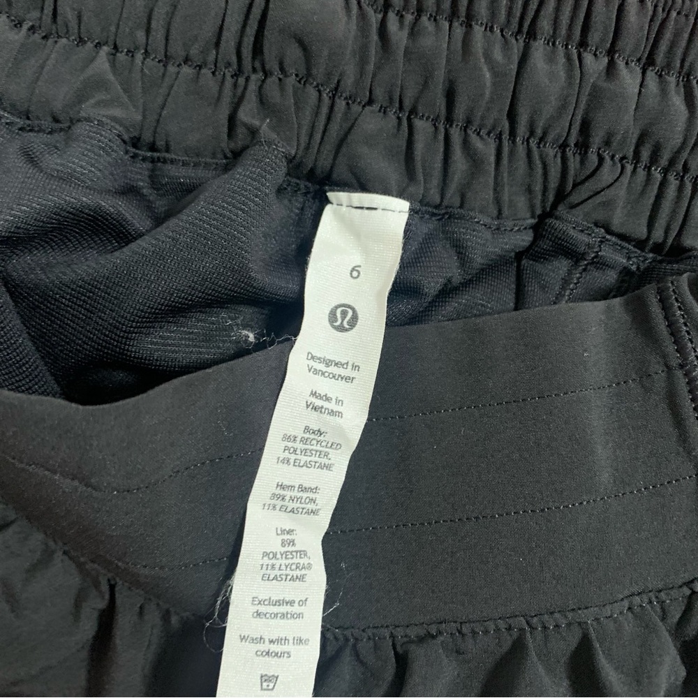 lululemon hotty hot Black shorts size 6 active wear yoga workout - Picture 3 of 6